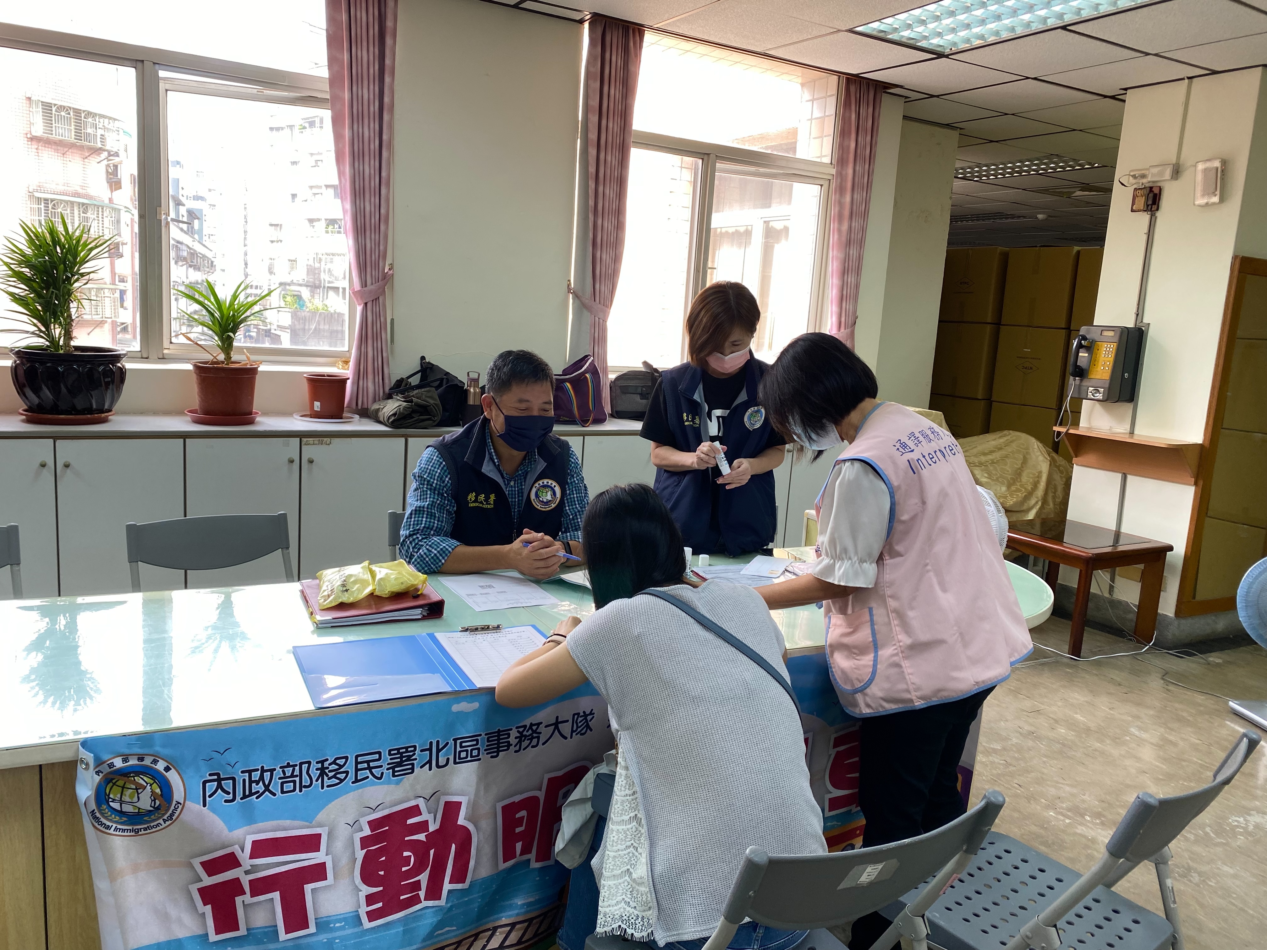 The mobile service unit launched by NIA has traveled to Sanchong to serve new immigrants. (Photo / Provided by New Taipei City, NIA)