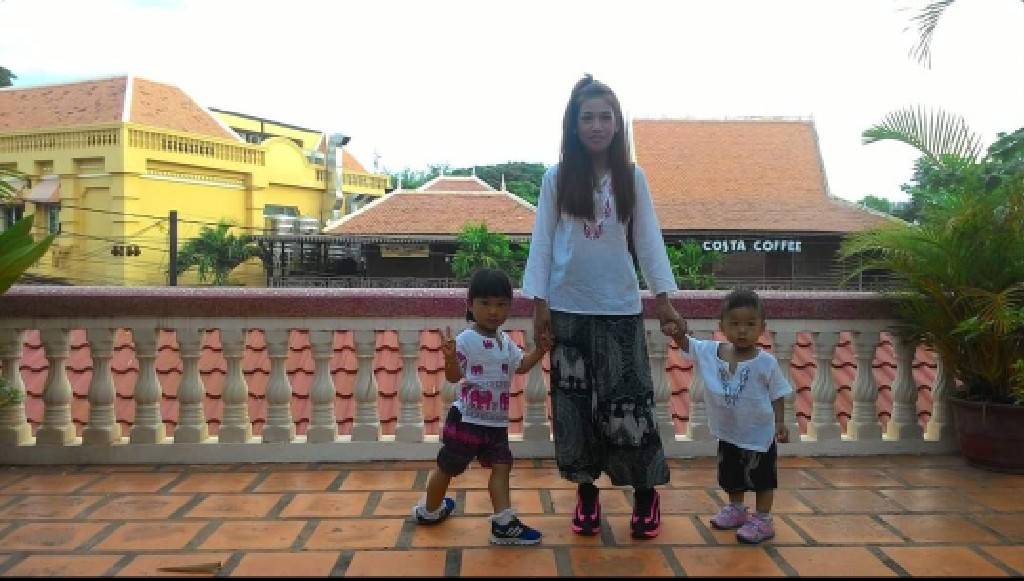 潘喜玲帶著小孩回去家鄉柬埔寨（圖／潘喜玲提供）
