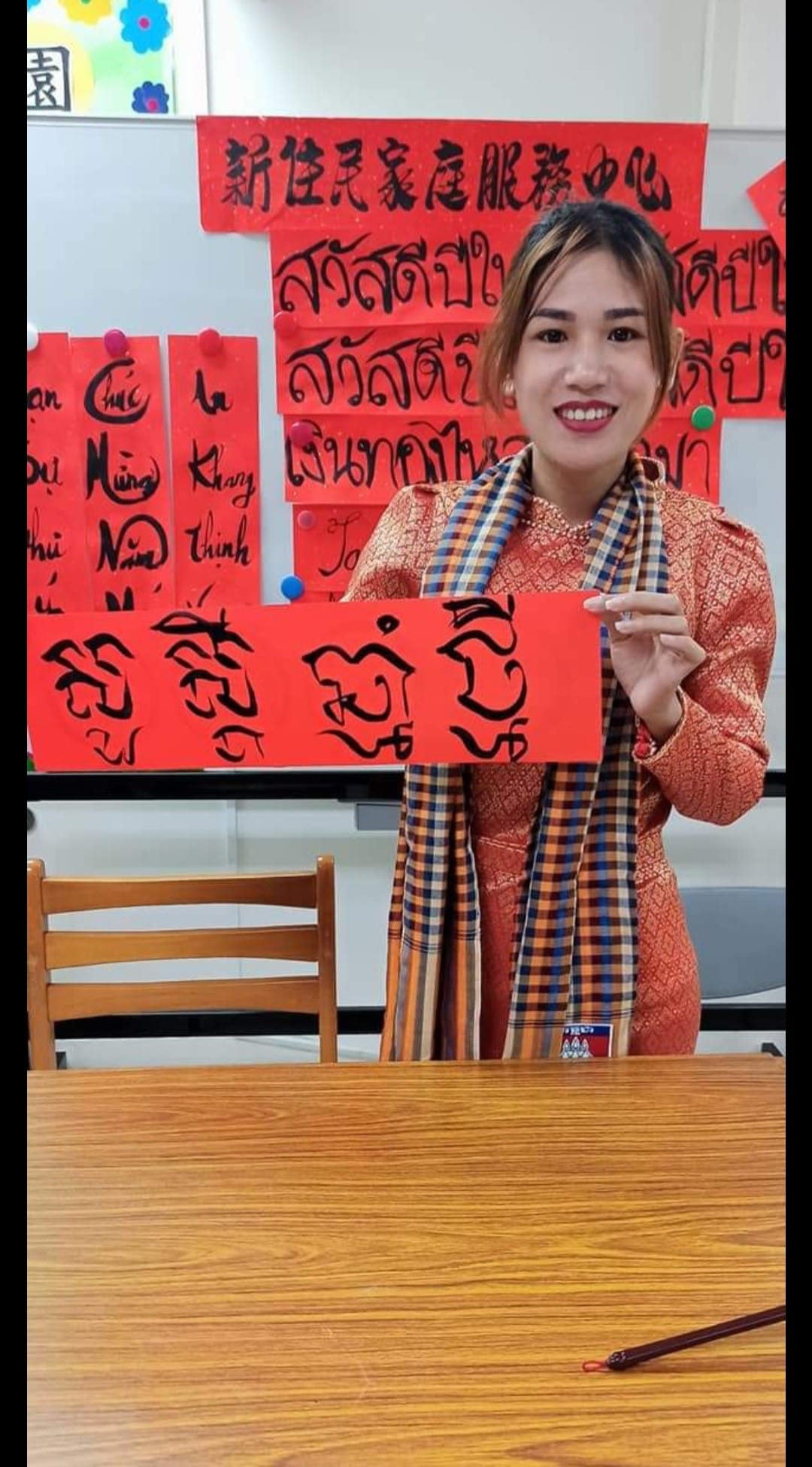 Phan Si Leng writes spring couplets in Cambodian.