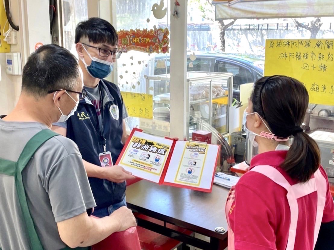 Regu Khusus Kota Kaohsiung mengunjungi 109 toko produk negara Asia Tenggara untuk memberikan imbauan terkait virus demam babi Afrika. Sumber: Regu Khusus Kota Kaohsiung 