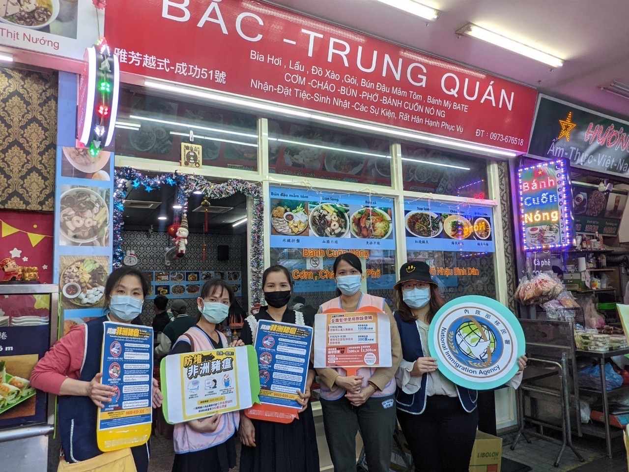 Ada banyak makanan eksotis di ASEAN Square, dan Kantor Imigrasi Taichung menarik pemilik toko untuk mempublikasikan pencegahan virus demam babi Afrika. Sumber: Stasiun Layanan Pertama Kota Taichung