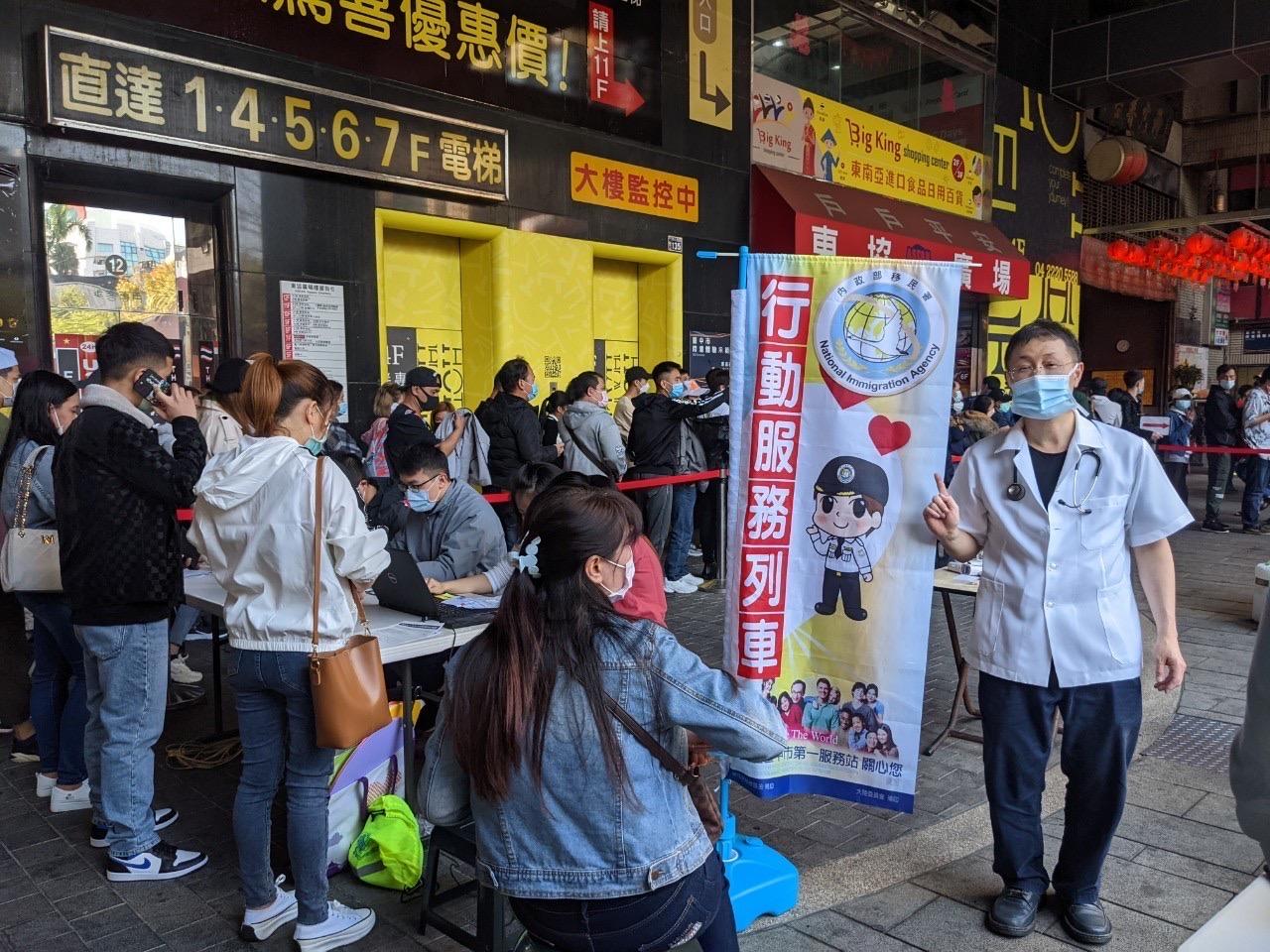 Rekan-rekan dari Stasiun Layanan Pertama Departemen Imigrasi Taichung mengunjungi warung makan di sekitar ASEAN Square. Sumber: Stasiun Layanan Pertama Kota Taichung