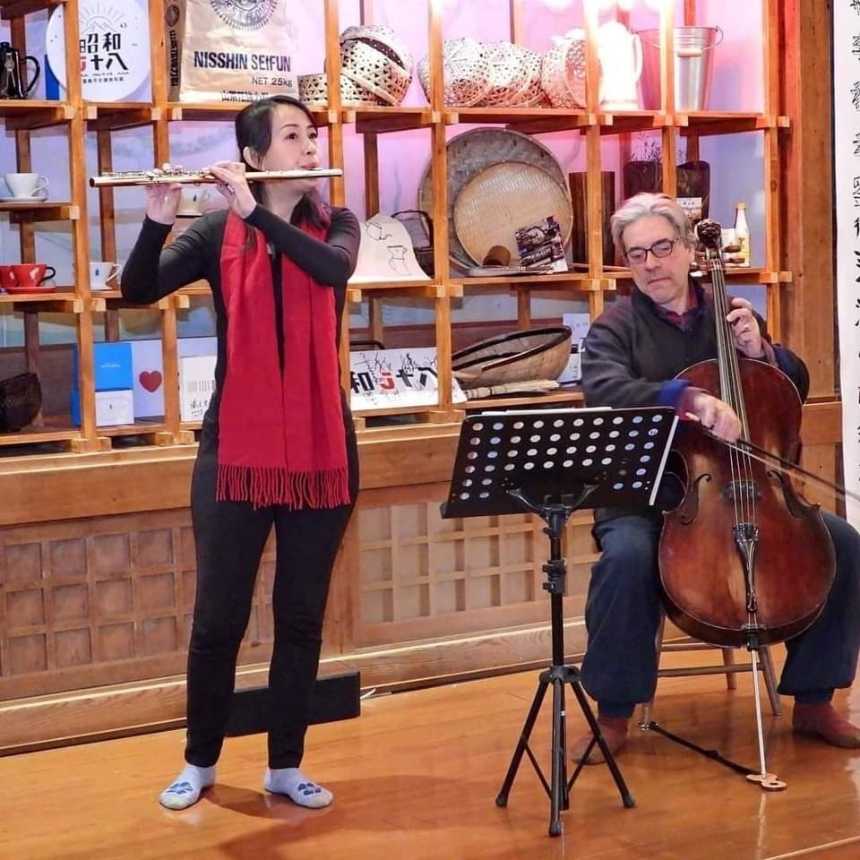 Nghệ sĩ đàn cello người Pháp Franck Bernede (biểu diễn mở màn cho triển lãm hội họa năm 2021 của nghệ sĩ người Pháp Christophe Chevance) và nghệ sĩ sáo Đài Loan Hoàng Tử Linh (黃子玲). (Nguồn ảnh: Hội Nghệ thuật đương đại thành phố Gia Nghĩa)