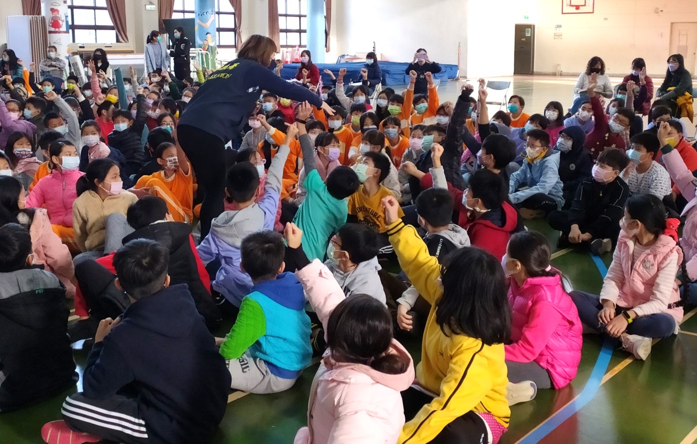 學生們對移工在臺灣的生活充滿好奇，腦海中有「十萬個為什麼？」，踴躍舉手發問。（圖／新竹縣服務站提供）