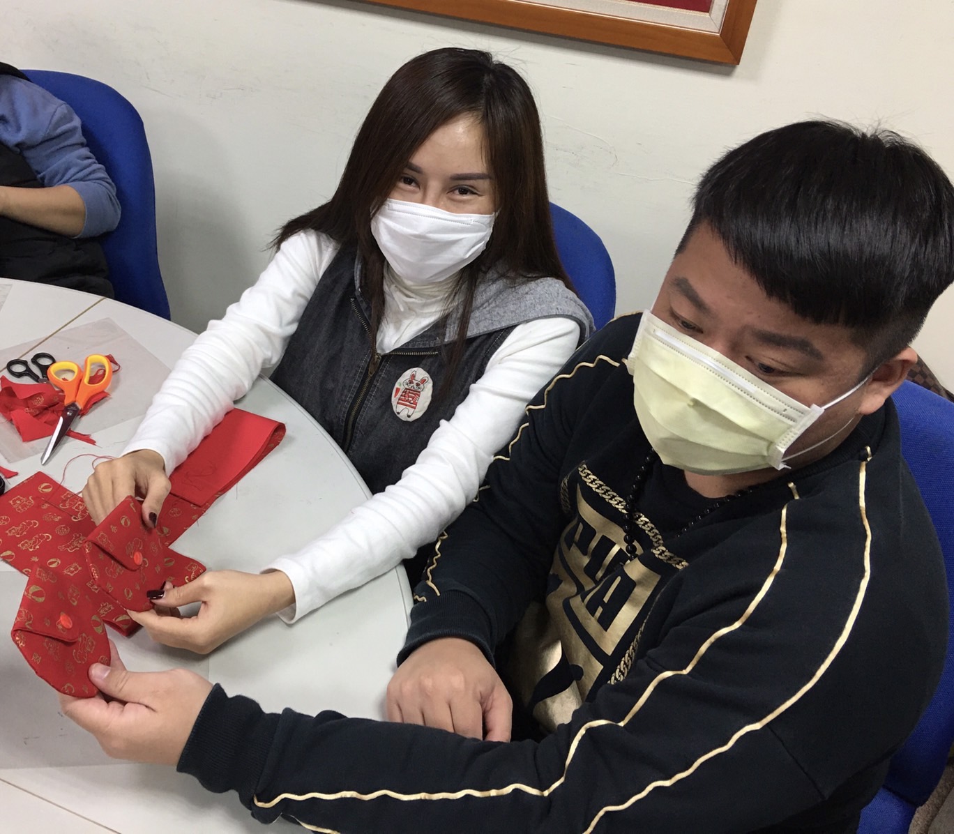Pasangan penduduk baru dengan senang menunjukkan amplop merah buatan mereka sendiri. (Sumber: Stasiun Layanan Kabupaten Hualien)