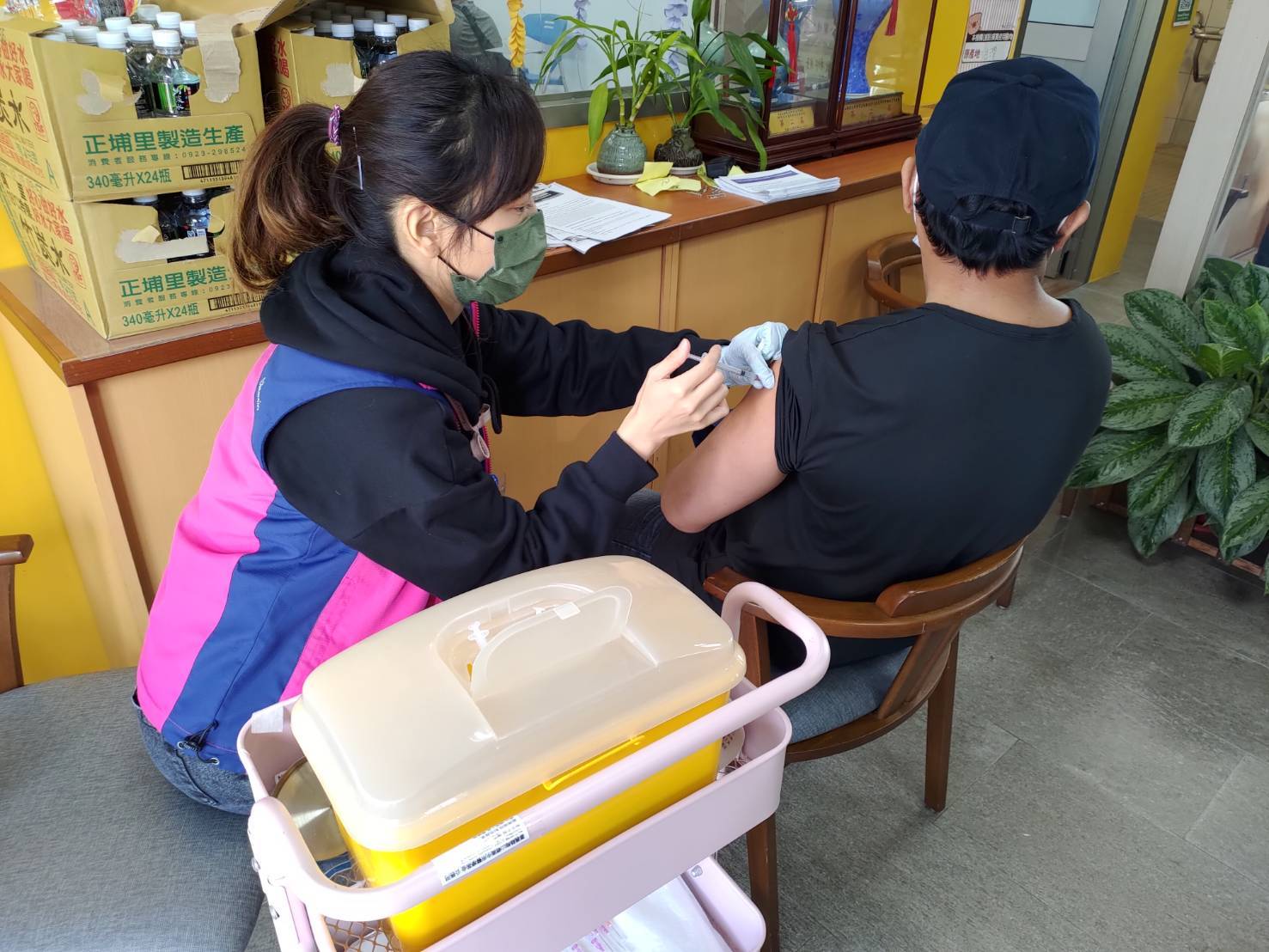 逾期外來人口在梅山鄉衛生所接受疫苗施打情形。（圖／嘉義縣服務站提供）