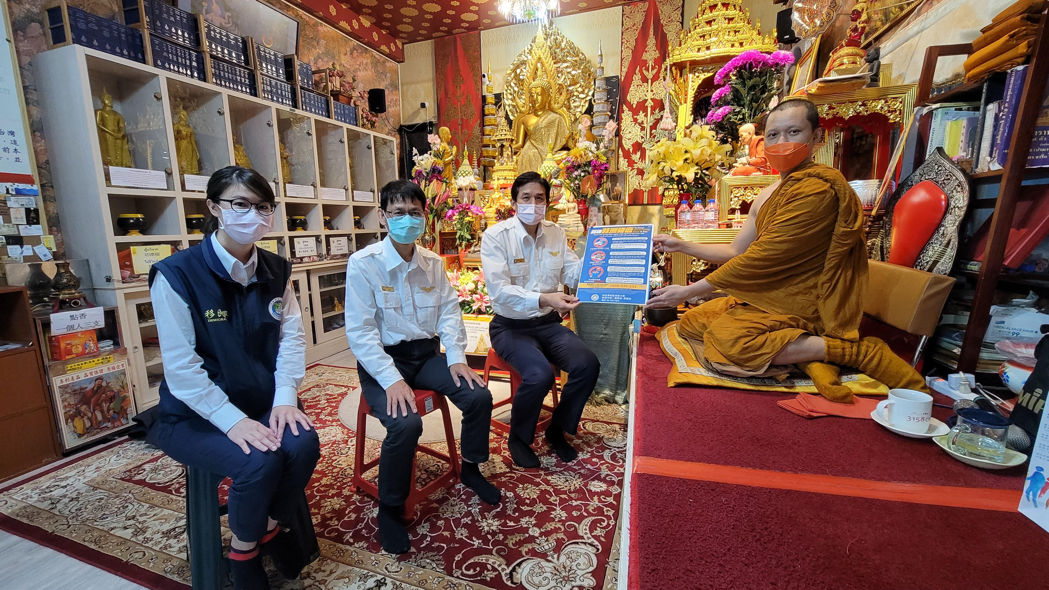 Kepala Biara Meng dari Kuil Thailand di Kota Tainan secara aktif mempromosikan pencegahan demam babi Afrika kepada penduduk baru dan pekerja migran. Sumber: Stasiun Layanan Kedua Kota Tainan