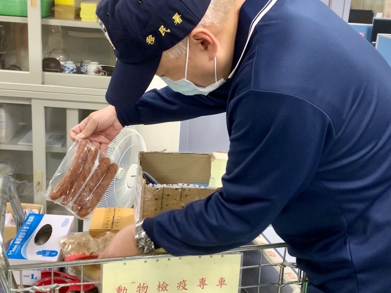 Kaohsiung Brigade was notified that African swine fever (ASF) virus was detected in a parcel sent from Thailand. (Photo / Provided by Kaohsiung Brigade)