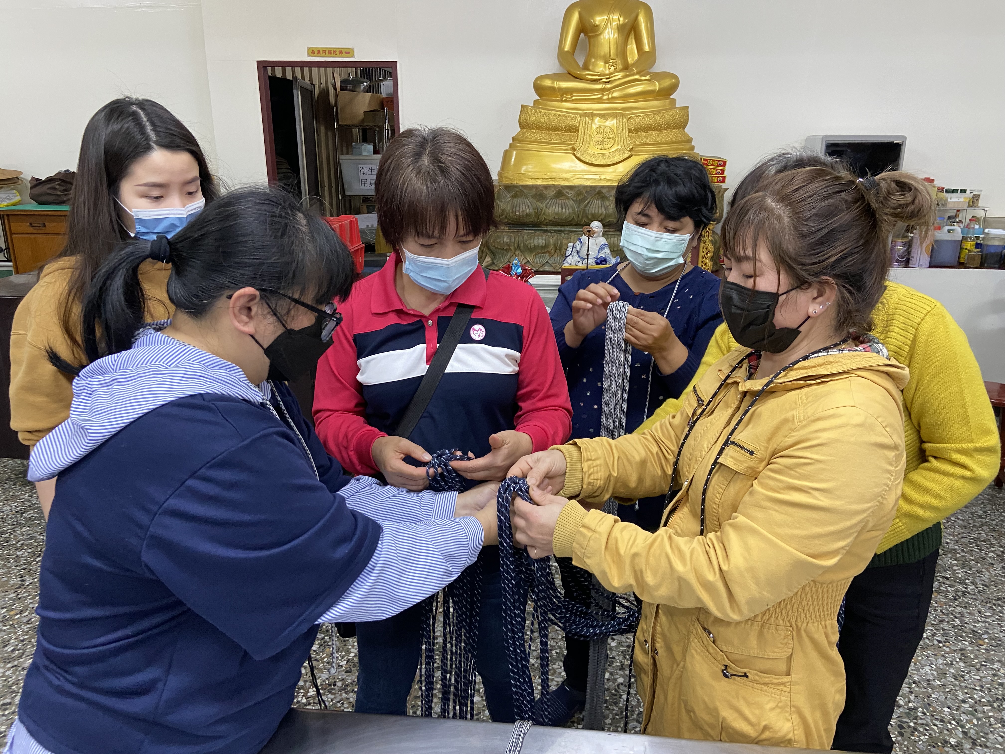 講師(左一)分享透過繩線的交織應用在家庭溝通上。（圖／南投縣服務站提供）