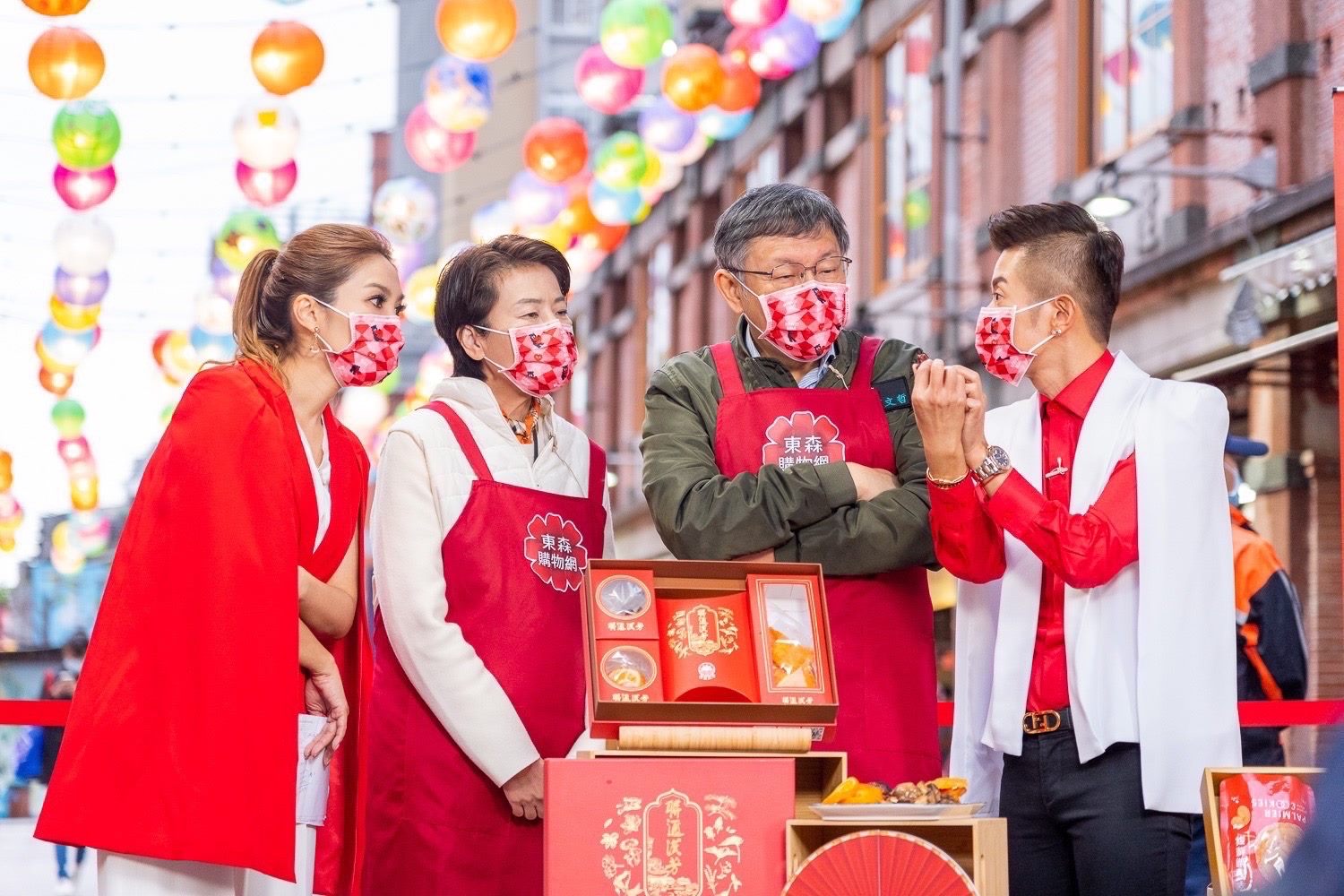 Taipei CNY Gift Sets for Informercial Collaboration are promoted by the Mayor and Deputy Mayor. (Photo / Provided by Taipei City Government)