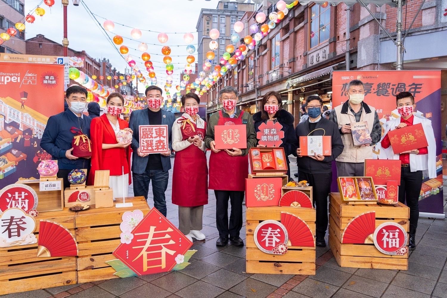 Taipei CNY Gift Sets for Informercial Collaboration are promoted by the Mayor and Deputy Mayor. (Photo / Provided by Taipei City Government)