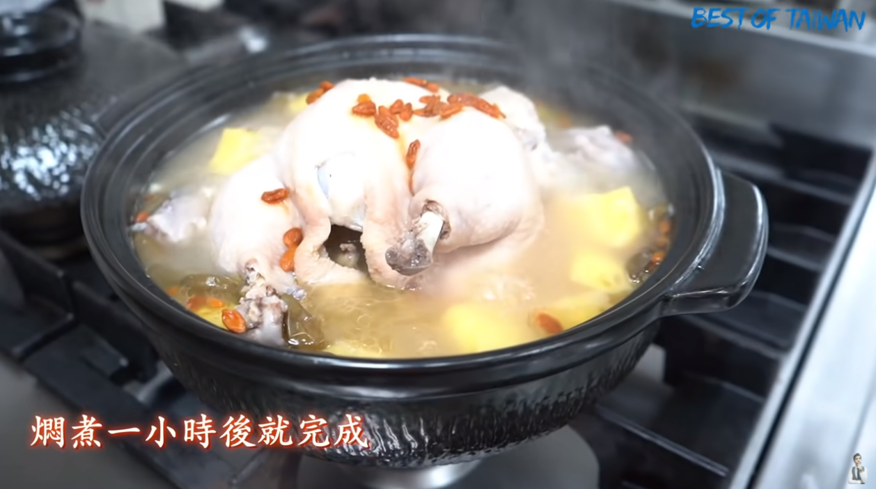 圖佳親手製作剝皮辣椒鳳梨雞湯。（圖／Best Of Taiwan - 圖佳授權提供）
