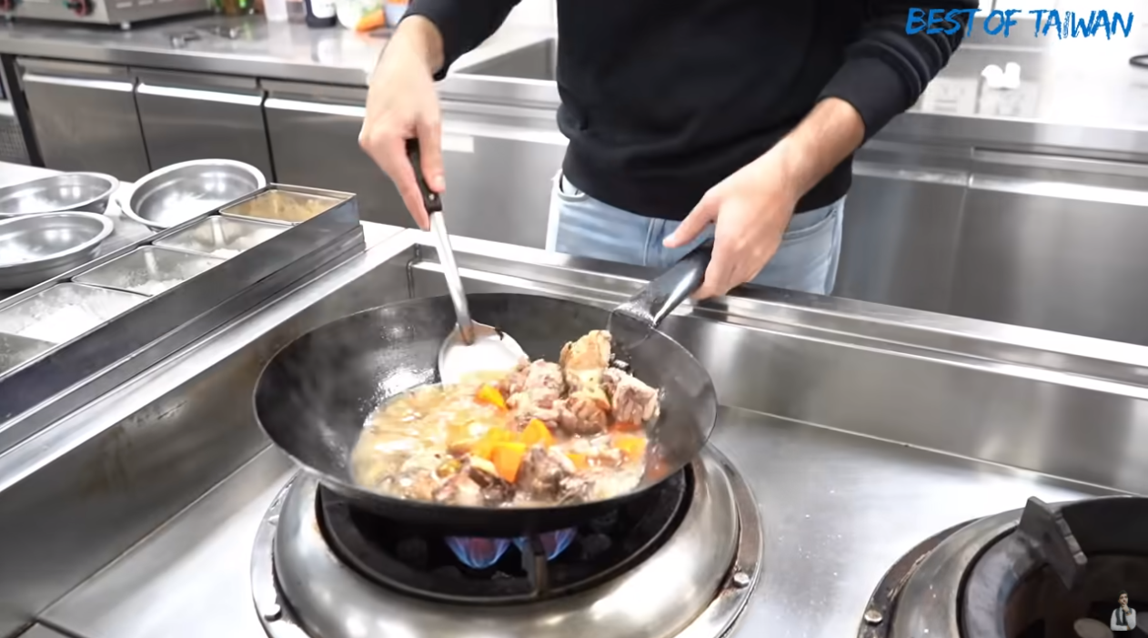 圖佳仔細教導觀眾如何製作板栗燒雞。（圖／Best Of Taiwan - 圖佳授權提供）