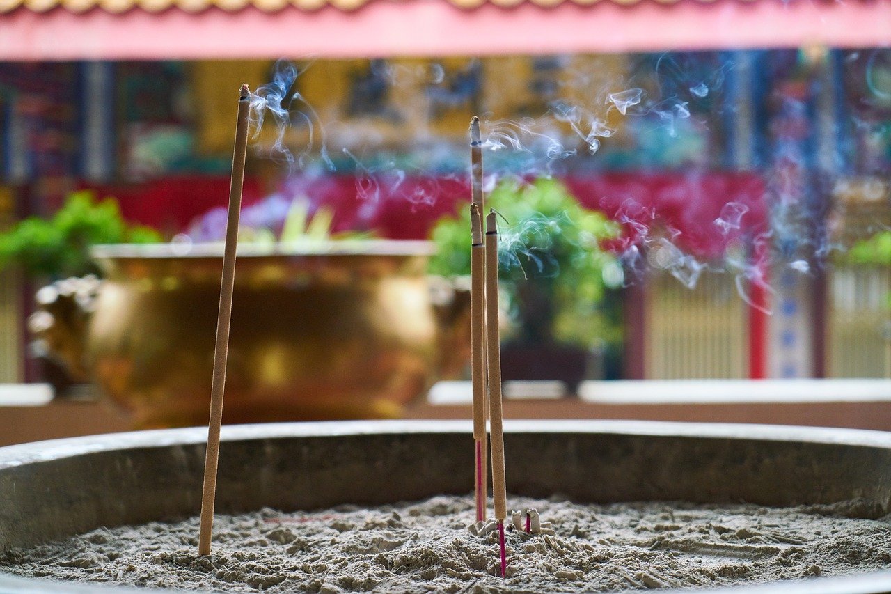 前往寺廟燒香拜佛是越南人長久累積的習俗文化。（示意圖／取自Pixabay）