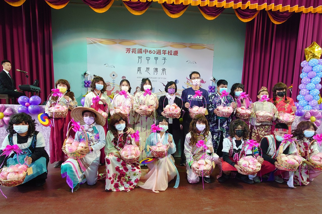 16 học sinh đã mặc trang phục truyền thống của Đài Loan và 6 quốc gia Đông Nam Á và dâng lên những trái đào mừng sinh nhật trường. (Nguồn ảnh: Trường THCS Phương Uyển)