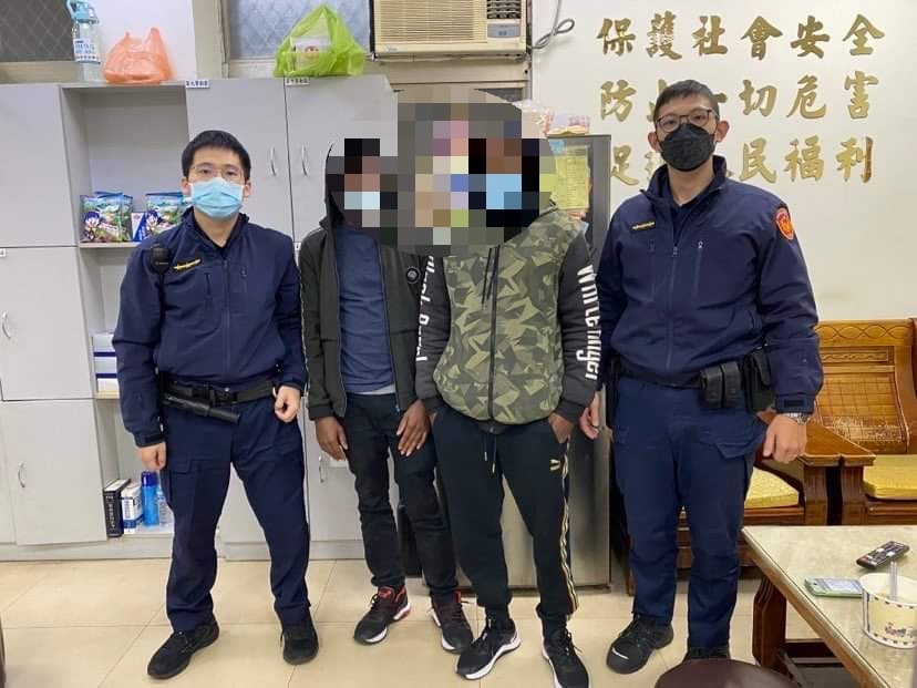 台南警展現英語軟實力助外籍學生與友人相聚。 圖／莊敬派出所提供