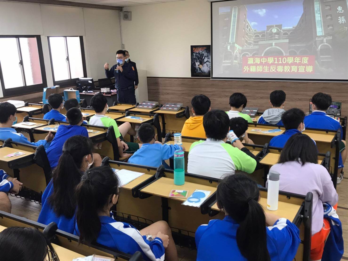 "Kuliah Bilingual" Departemen Kepolisian Tainan mempromosikan anti narkoba. Sumber: Kantor Polisi Kota Tainan 