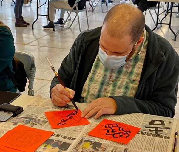 Foreign teachers tried writing Chinese New Year couplets. (Photo / Provided by Chiayi City Government)