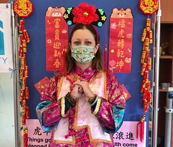 Foreign teachers tried donning palace costumes. (Photo / Provided by Chiayi City Government)