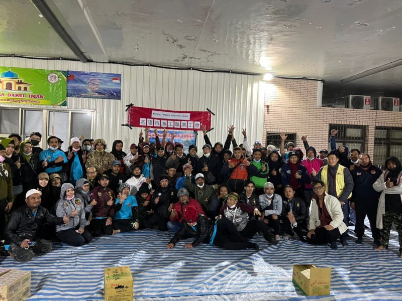 Keelung migrant fishermen gather to celebrate end of 2021. (Photo / Provided by KMFU)