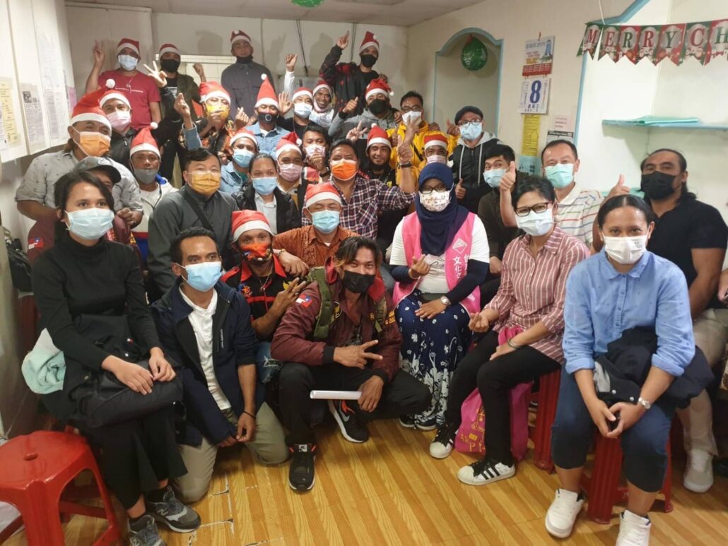 Para nelayan asing penganut agama Kristen di Pelabuhan Zhengbin (正濱漁港) mengajak para sesama nelayan asing dari Pelabuhan Pesisir Utara (北海岸) untuk merayakan natal bersama-sama. Sumber: Rerum Novarum Center