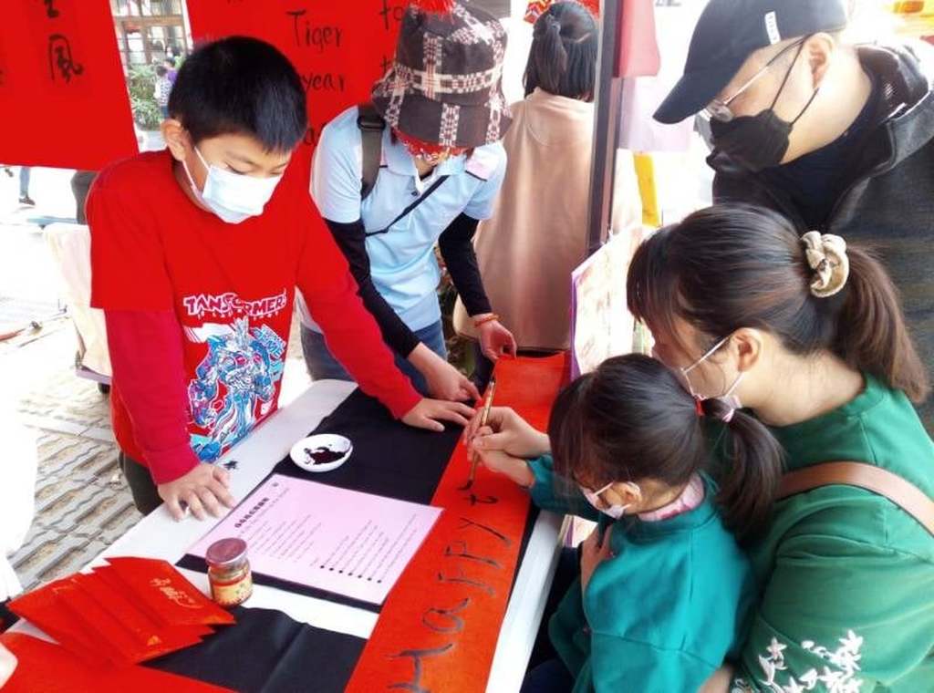 Students write calligraphy in Vietnamese. (Photo / Provided by Education Bureau, Taichung City Government)