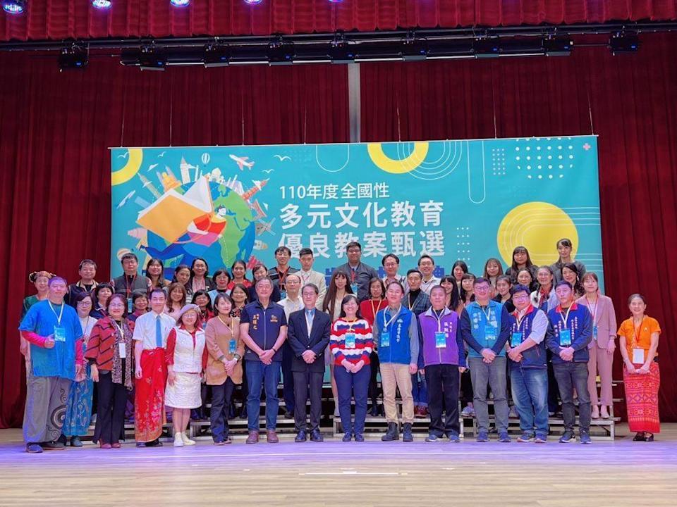 Guru di Kota Taoyuan membawa para siswa meneliti Isu Pekerja Migran. Sumber: Sekolah Nankan