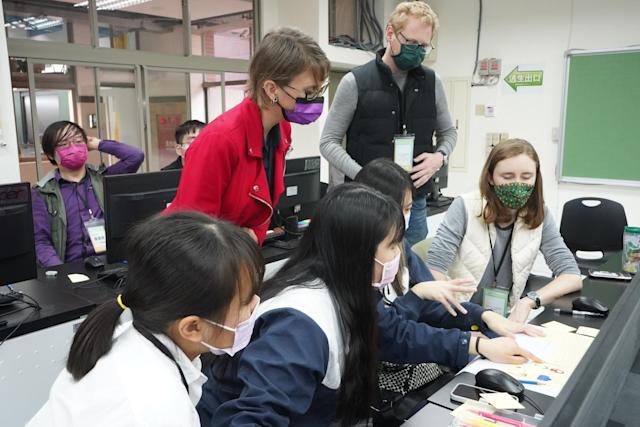 外籍老師攜手技職學生打造手作無人機。 圖／新北教育局提供