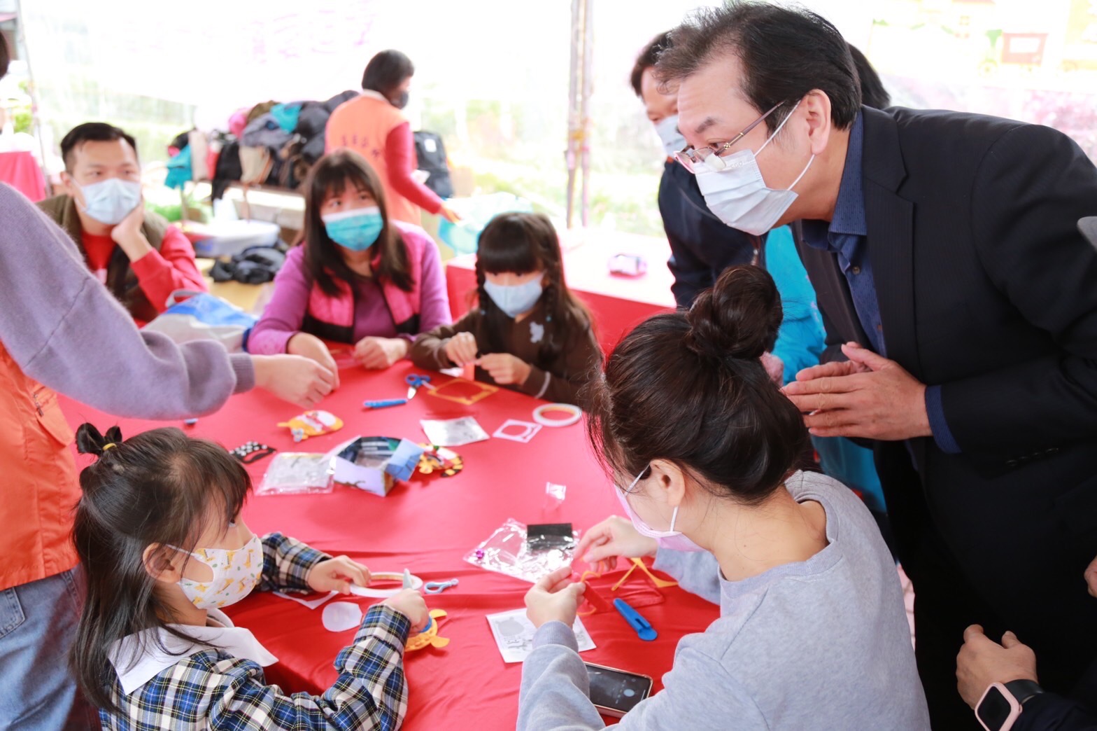 Di lokasi acara, ada stand untuk kegiatan DIY seperti pembuatan angpao harimau dan jimat Q Tiger. Sumber: Kantor Distrik Hsinchuang