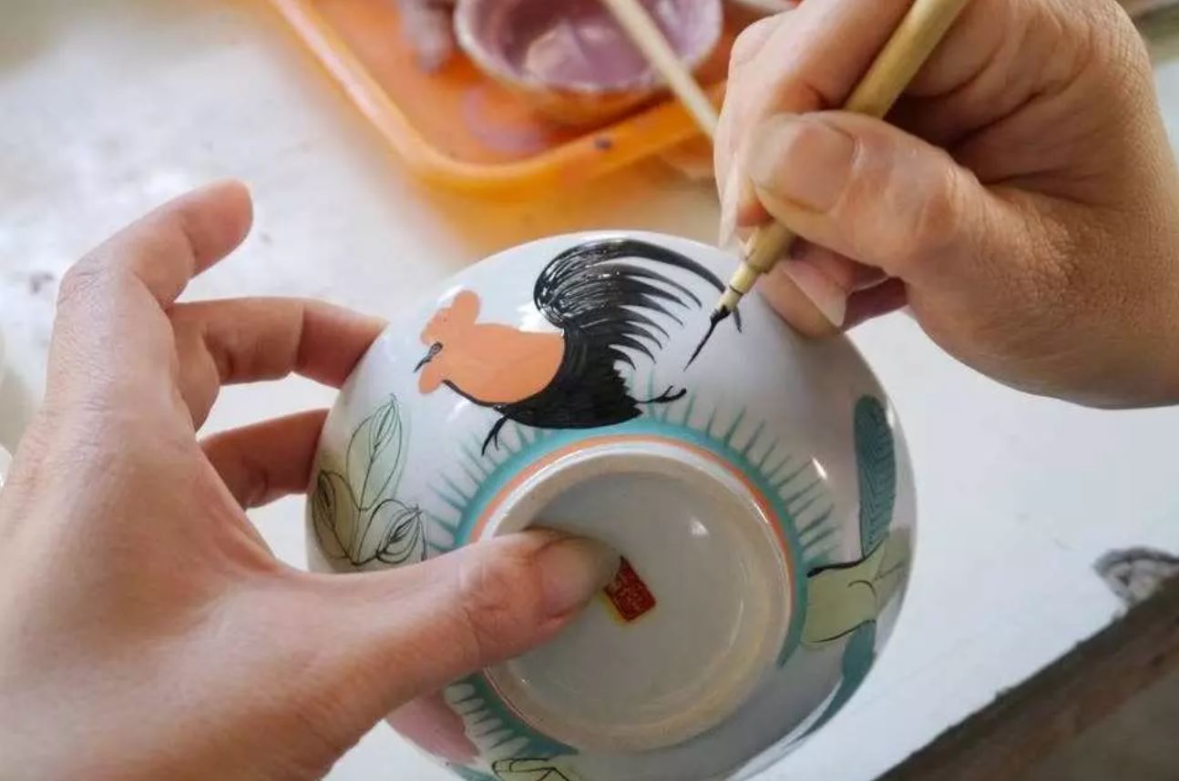 親手體驗陶瓷彩繪，製作自己專屬的公雞杯。 圖／翻攝自KKDAY