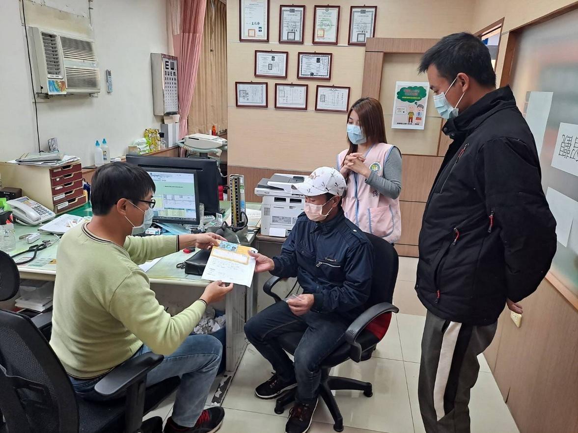 Một quầy dịch vụ an tâm tiêm chủng tạm thời đã được mở tại Trung tâm Y tế số 1 Bành Hồ. (Nguồn ảnh: Trạm Phục vụ của Sở Di dân tại Bành Hồ)