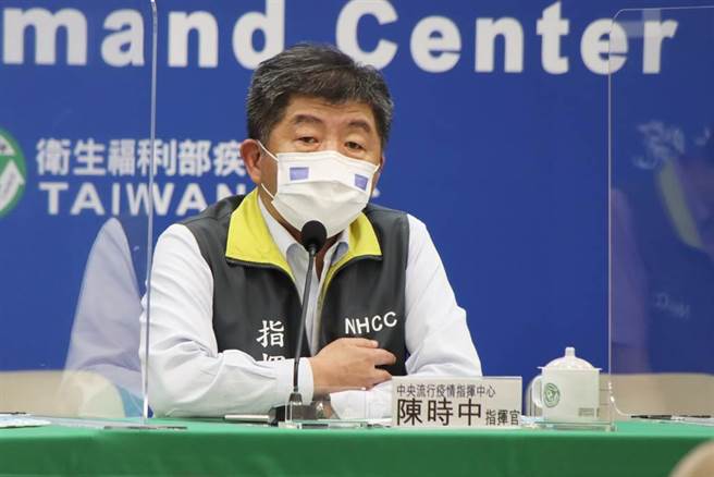 Minister of Health and Welfare Chen Shih-chung urges the public to get a booster dose as soon as possible. (Photo / Provided by CECC)