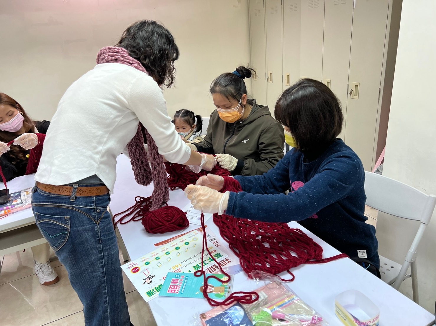 講師帶領學員編織圍巾，回家傳情。 圖／新竹市服務站提供