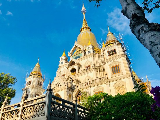 Kiến trúc của chùa là tổ hợp của sự hòa quyện giữa văn hóa Ấn Độ, Thái Lan cùng với kiến trúc tinh hoa nhà Nguyễn. (Nguồn ảnh: Vinpearl)