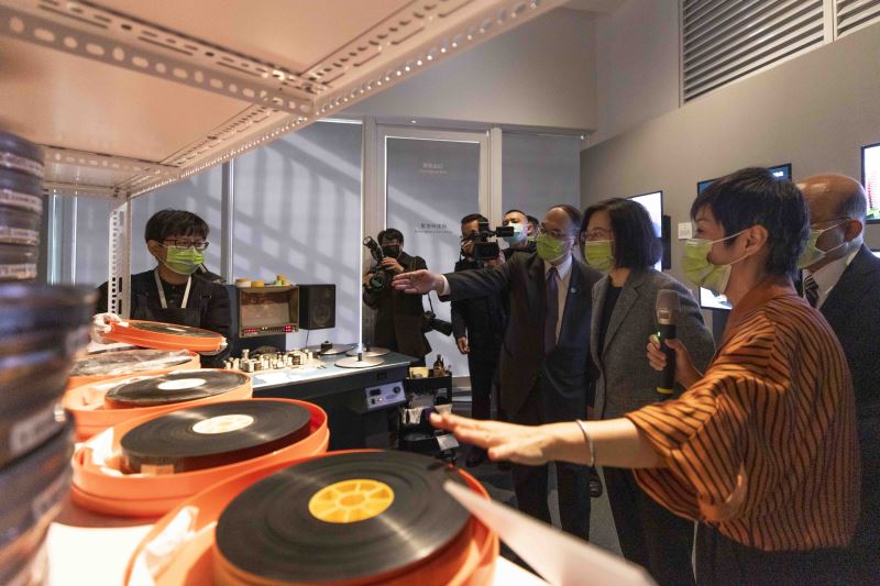 蔡總統參觀了國家影視聽中心二樓的「記憶迴廊」。 圖／文化部提供