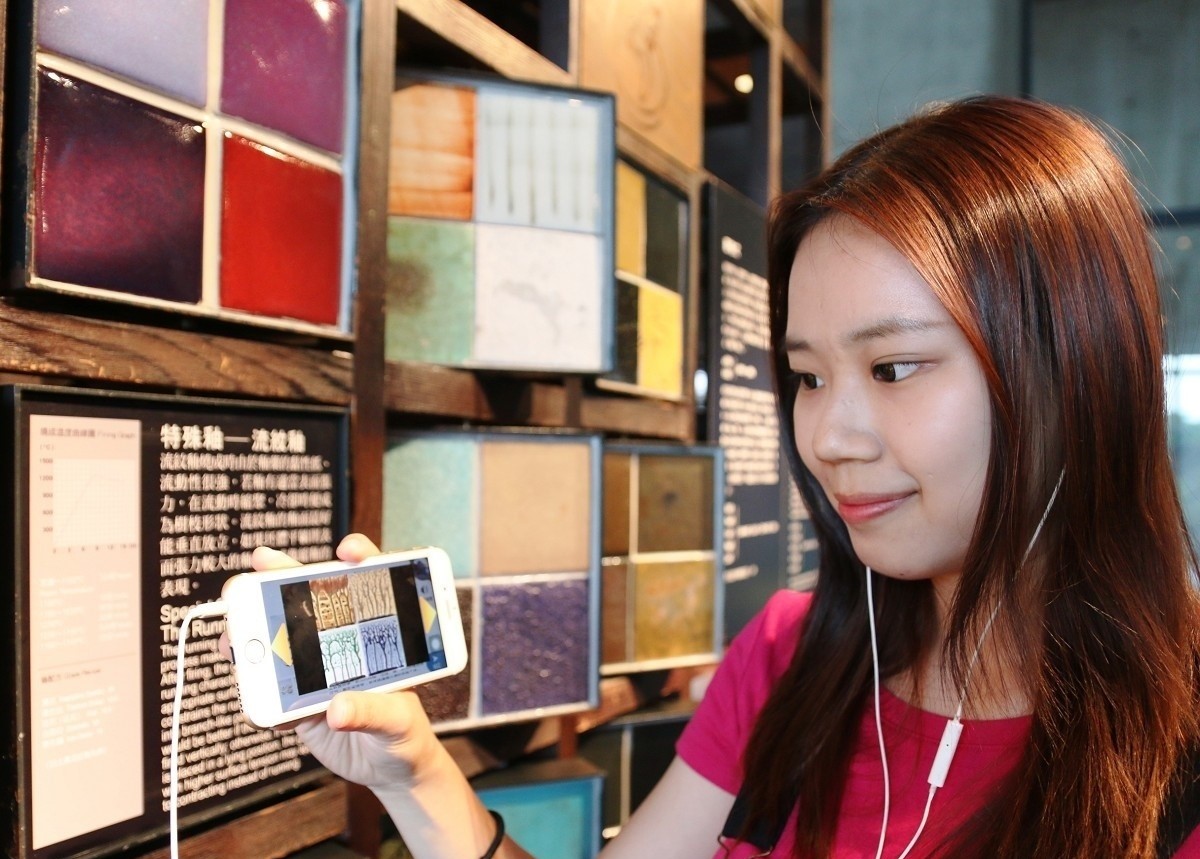 Bảo tàng còn cung cấp dịch vụ hướng dẫn tham quan bằng âm thanh với 8 phiên bản bằng tiếng Hoa, tiếng Anh, tiếng Nhật, tiếng Đài, tiếng Khách Gia, tiếng Hàn, tiếng Việt. (Nguồn ảnh: Bảo tàng gốm sứ Oanh Ca) 