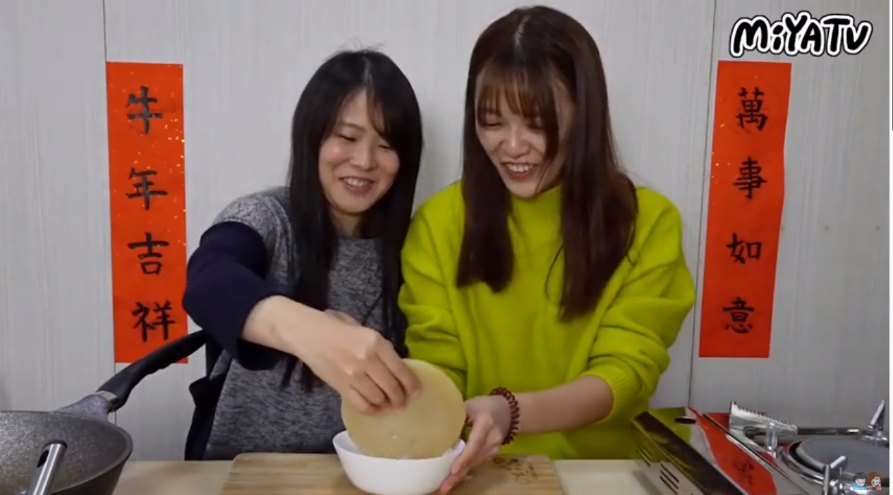 Hai người cùng làm bánh gạo Đài Loan (Nguồn ảnh: MiYA TV cung cấp)