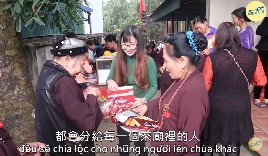 ในวันแรกของปีใหม่ Ruanqiuheng - 阮秋姮และครอบครัวไปวัดเพื่อไหว้บูชา หลังจากเสร็จพิธีทุกคนจะมอบขนมให้กัน ภาพ /โดย Hang TV - 越南夯台灣