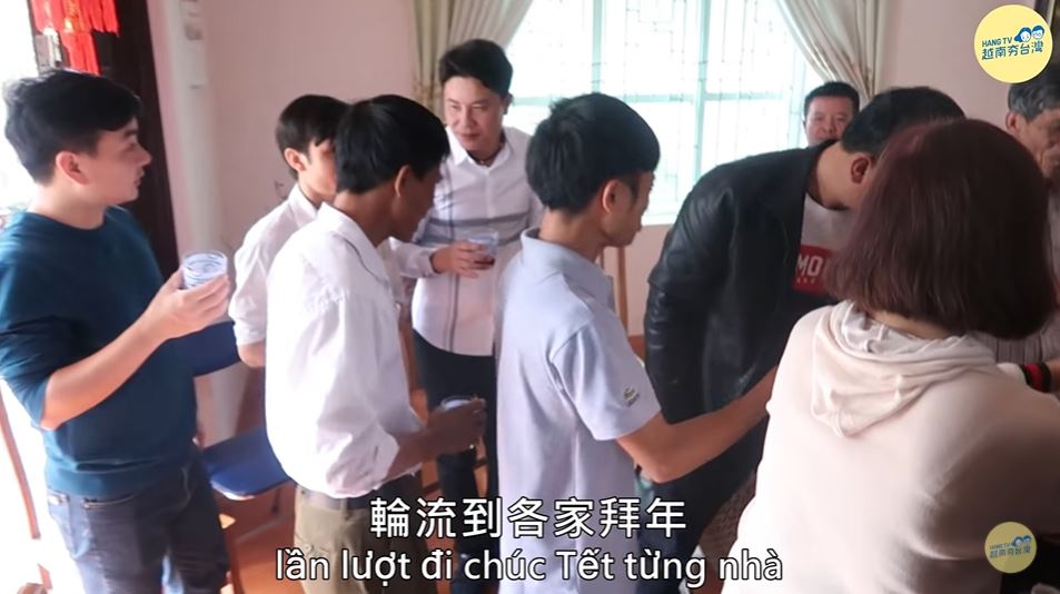 Mộ tập tục vào dịp Tết ở Việt Nam, mỗi nhà sẽ cửa 1 nam đại diện đi lần lượt các nhà chúc Tết (Nguồn ảnh: Hang TV - 越南夯台灣 cung cấp)