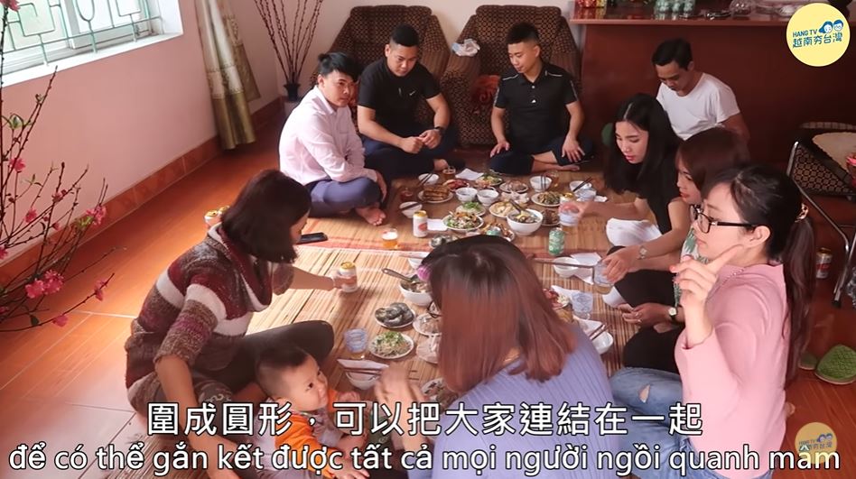 越南家庭會在除夕一起圍成一圈席地而坐吃飯，象徵「連結」。（圖／Hang TV - 越南夯台灣授權提供）