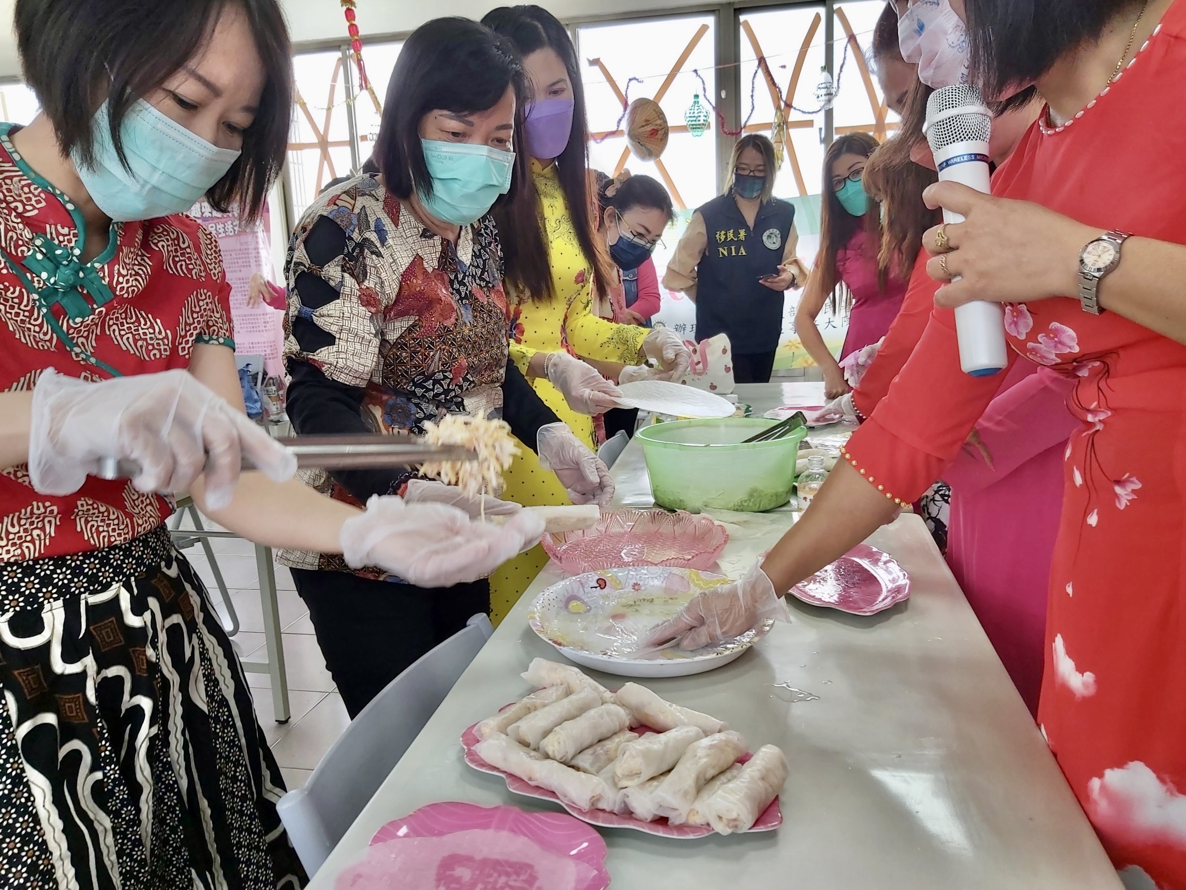 Di dân mới tự tay làm món nem rán (chả giò) – một món ăn đặc trưng trong ngày Tết của Việt Nam. (Nguồn ảnh: Trạm Phục vụ của Sở Di dân tại huyện Bình Đông)