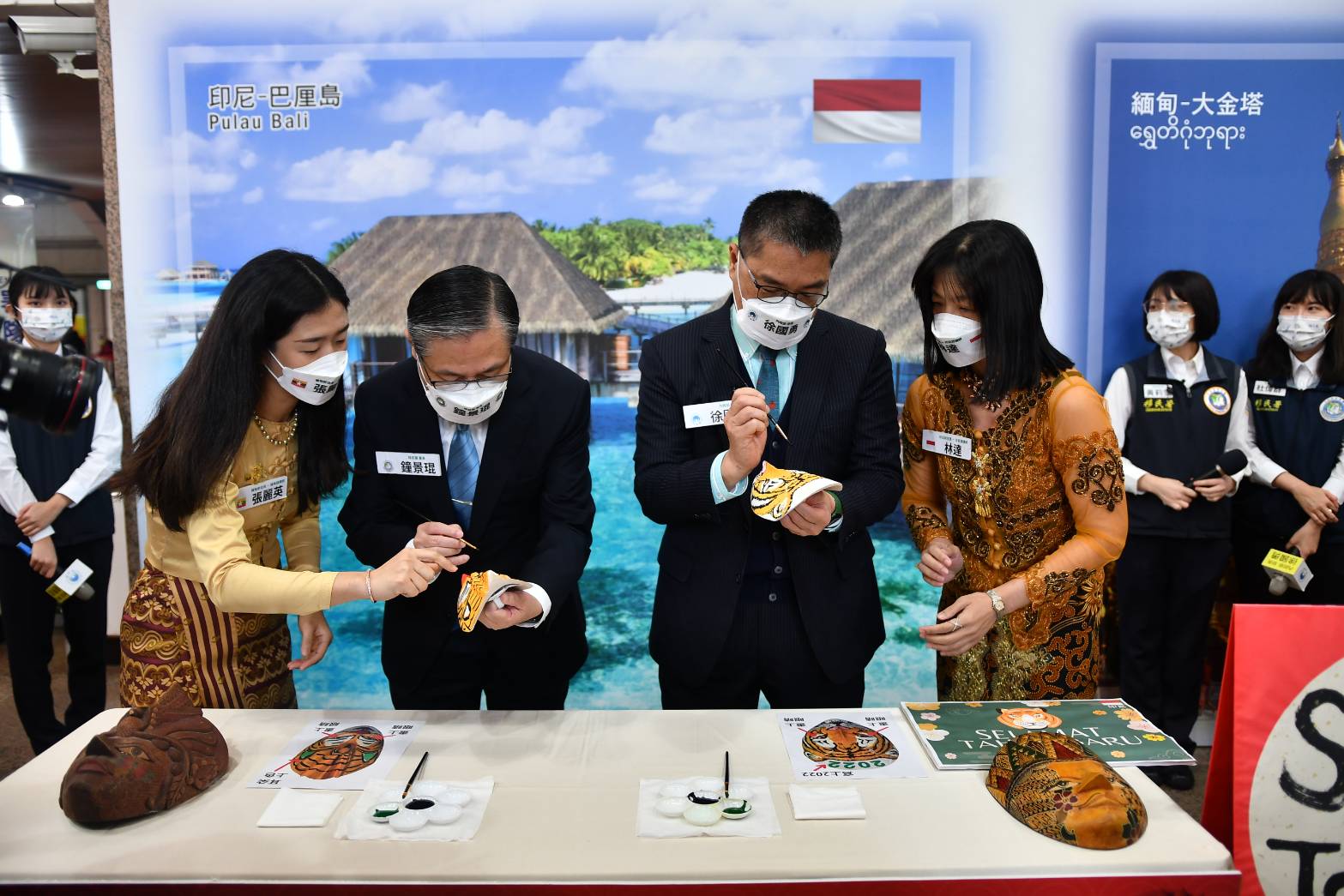 內政部長徐國勇(右2)、移民署長鐘景琨在繪著虎面的印尼傳統面具上點睛。（圖／苗栗服務站提供）