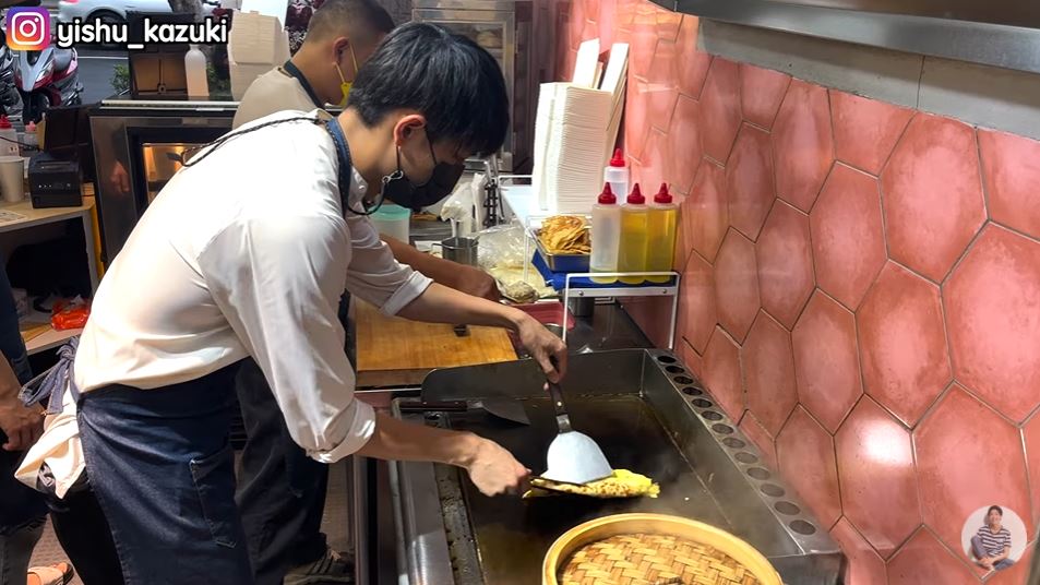 Kazuki membuat taiwanese egg pancake (蛋餅). (Sumber: 一棵樹的一樹)