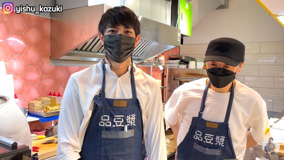 Anh Kazuki (trái) - YouTuber người Nhật Bản trải nghiệm một ngày làm nhân viên tại quán bán đồ ăn sáng của Đài Loan. (Nguồn ảnh: kênh YouTube "一棵樹的一樹")
