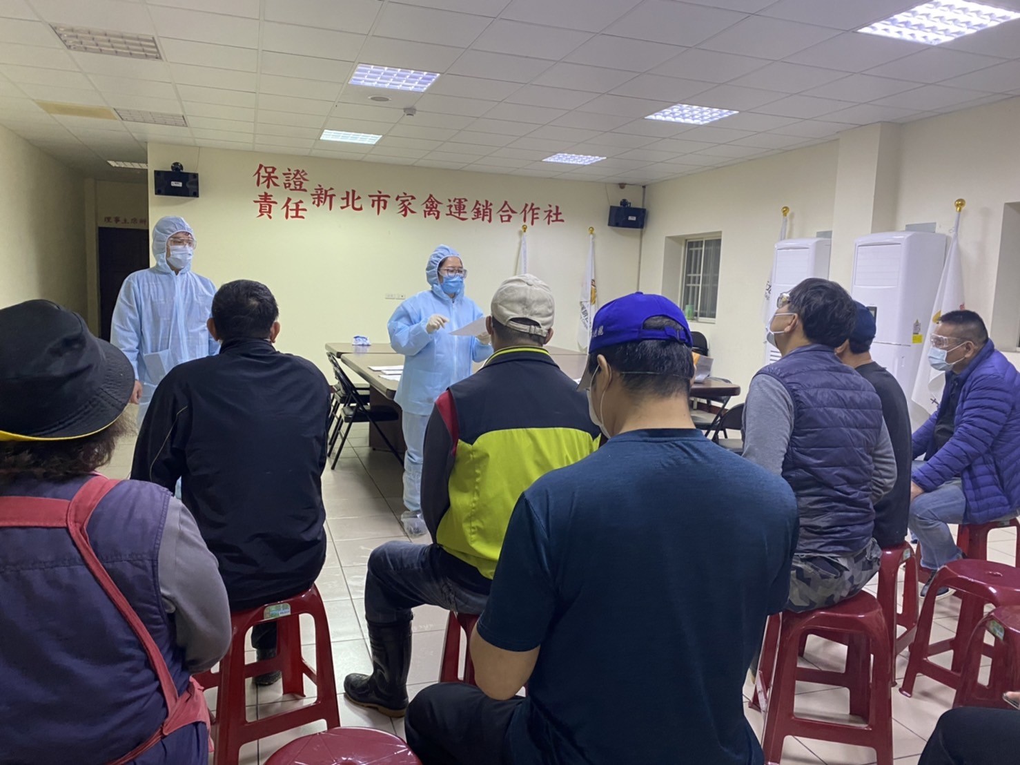 Biro Perlindungan Hewan dan Inspeksi Kesehatan Pemerintah Kota New Taipei melaksanakan pemeriksaan terhadap pelaksanaan pencegahan penularan pada malam hari. Sumber: Biro Perlindungan Hewan dan Inspeksi Kesehatan Pemerintah Kota New Taipei