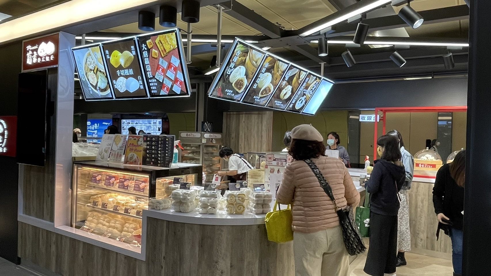 The Metro Corner, the first of its kind in Taipei's metro system, offers "dine-in" or "takeout" services located both inside and outside the station. (Photo / Provided by Taipei City Government)