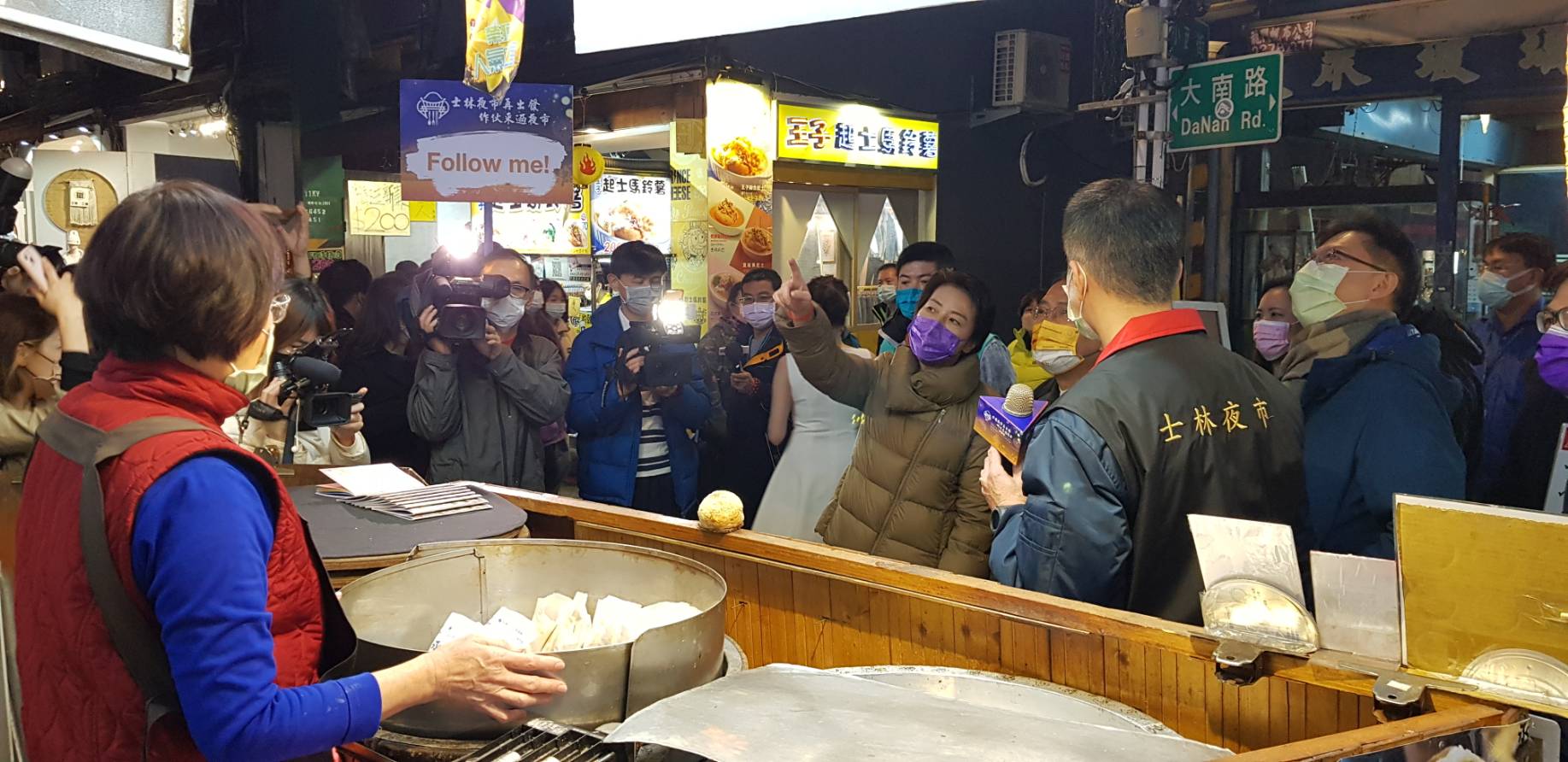 Wakil Walikota Taipei dan lainnya mengajak masyarakat untuk melihat perubahan dari Pasar Malam Shilin yang baru. (Sumber: Pemerintah Kota Taipei)