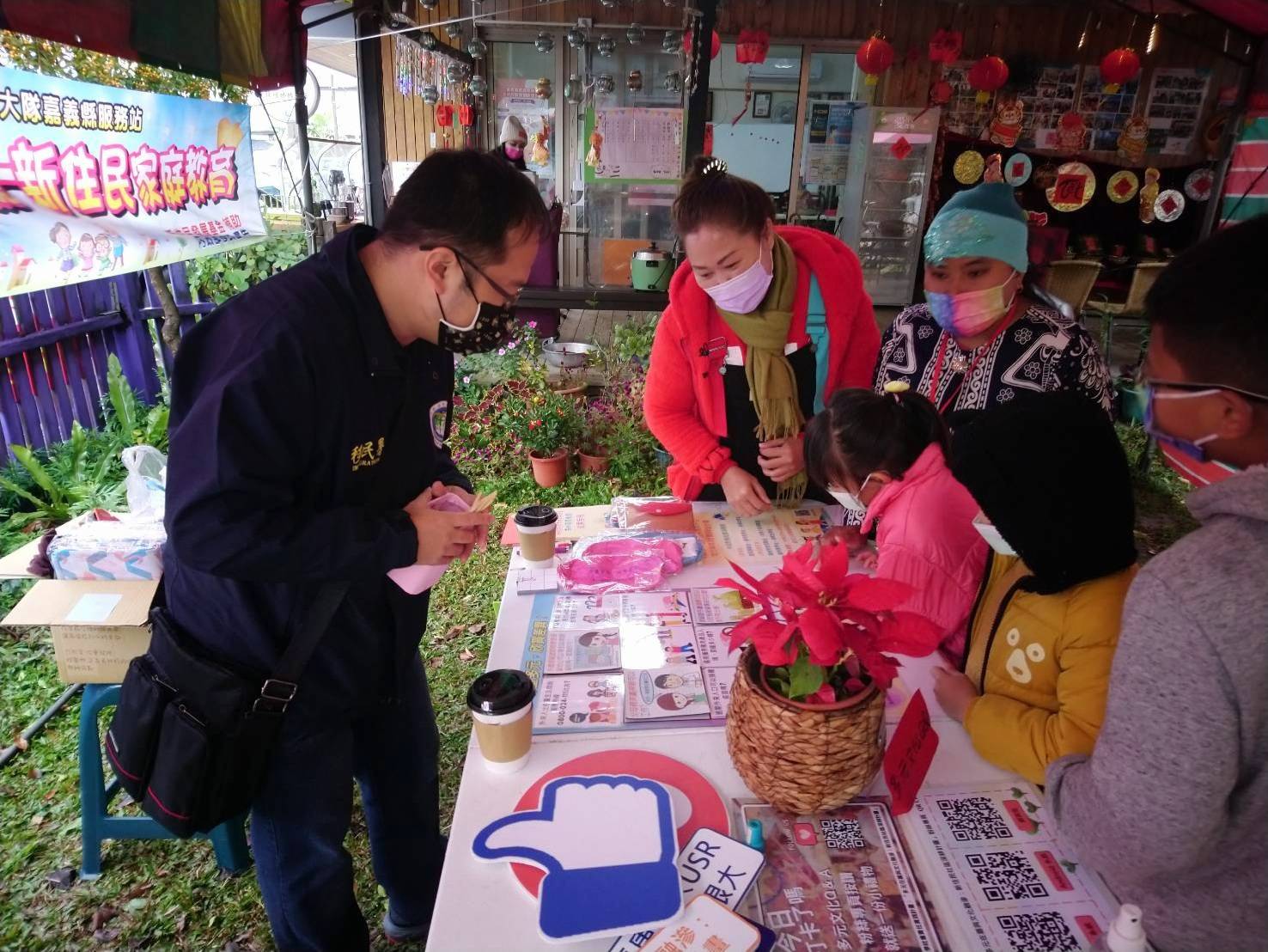 Personnel of Chiayi County Service Station share relevant information to immigrants and their children. (Photo / Provided by Chiayi County Service Station)