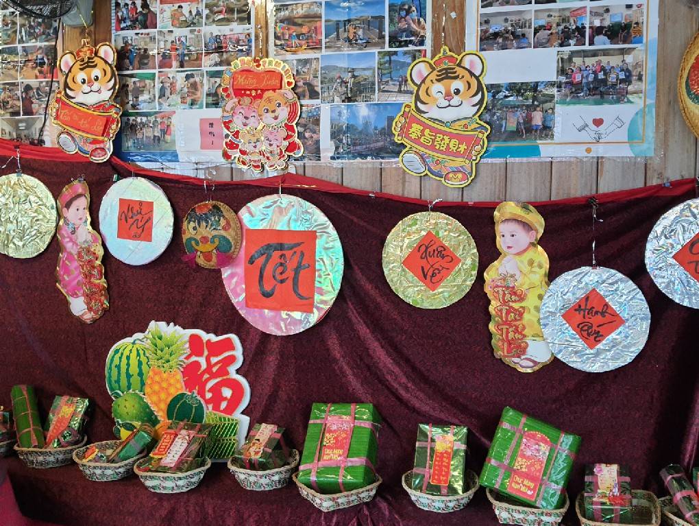 The social workers of the Fuyuan Association and the immigrant volunteers set up the event venue to welcome the Year of the Tiger. (Photo / Provided by Chiayi County Service Station)