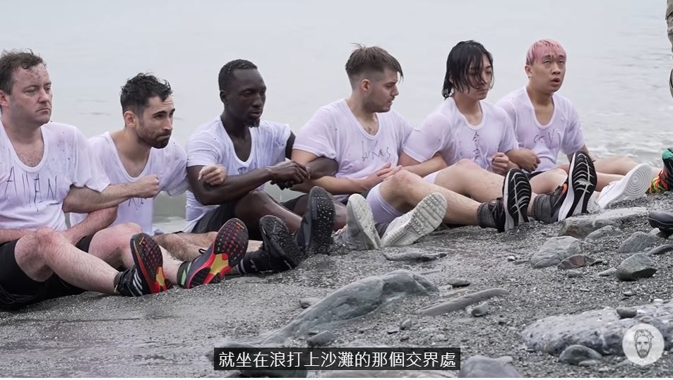 Sáu người cùng nhau tập luyện trên bãi biển, cố gắng không bị sóng cuốn trôi. (Nguồn ảnh: kênh YouTube "Ku's dream酷的夢")